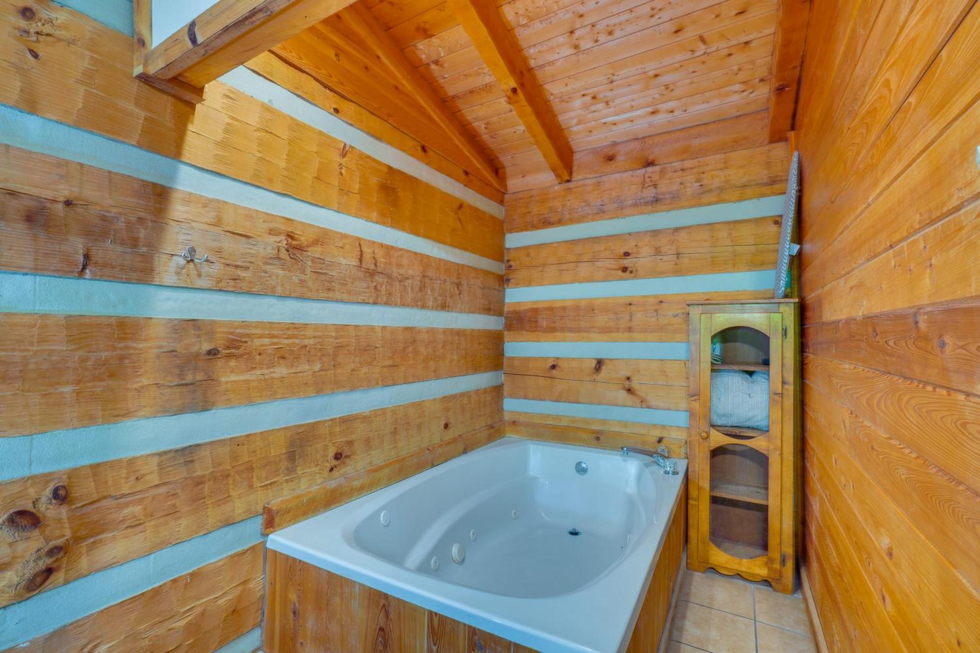 Gatlinburg Cabin With Hot Tub About 6 Mi To Downtown! Exterior photo